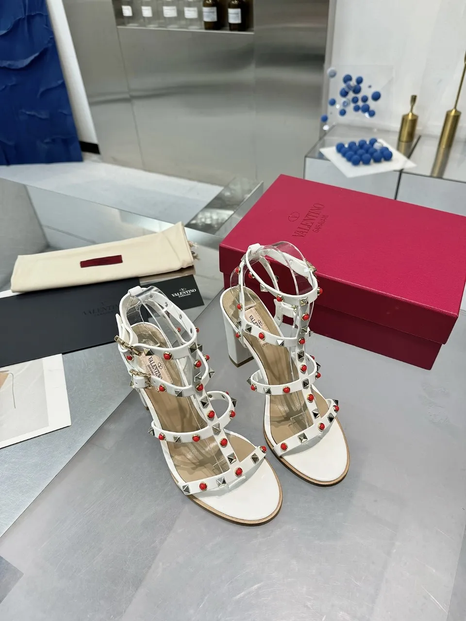 👟👟Ex-factory price 520👟👟 Valentino classic sandals with rivets ✔️Fashionable thick heel 9.5cm ✔️Mixed-breed sheepskin upper ✔️Mixed-breed sheepskin lining and foot pads ✔️Italian yellow cowhide outsole texture is clear and consistent with the counter ✔️Code number 35-40 (34, 41, 42 can be customized and not returned)
